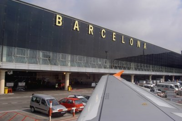 Recollida a laeroport de Barcelona i trasllat fins a l'allotjament turstic. (Preu per servei, mxim 4 persones) (Hores de espera a partir de la primera mitja hora: 14 /h.)
