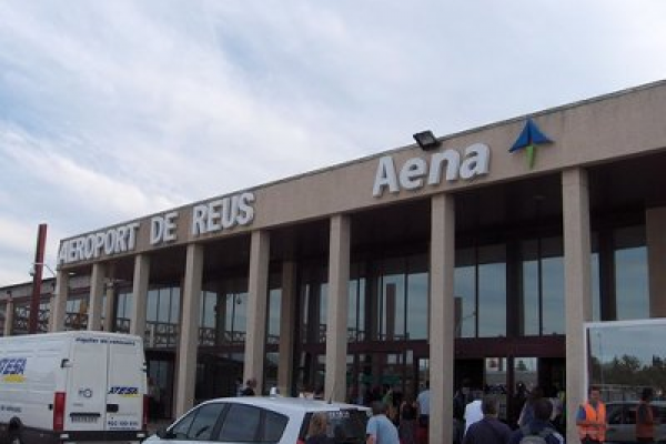 Recollida a l'allotjament turstic reservat i trasllat fins a l'aeroport de Reus. (Preu per servei, mxim 4 persones) (Hores de espera a partir de la primera mitja hora: 14 /h.) 