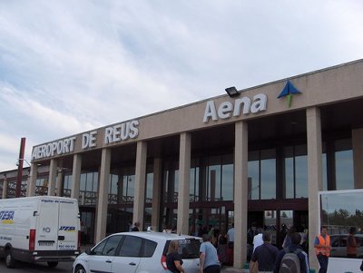 Recollida a l’aeroport de Reus i trasllat fins a l'allotjament turístic. (Preu per servei, màxim 4 persones) (Hores de espera a partir de la primera mitja hora: 14 €/h.)