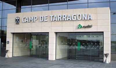 Recollida a l'estació Camp de Tarragona i trasllat fins a l'allotjament turístic. (Preu per servei, màxim 4 persones) (Hores de espera a partir de la primera mitja hora: 14 €/h.)